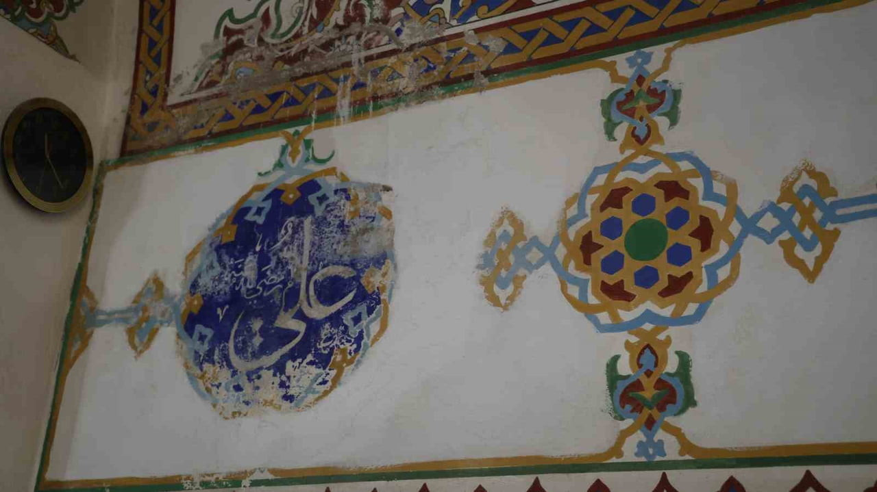 KIRŞEHİR’DE, AHİ EVRAN ADINA 1482 YILINDA YAPTIRILAN CAMİNİN SIVA VE SÜSLEMELERİNİN DÖKÜLMEYE YÜZ...