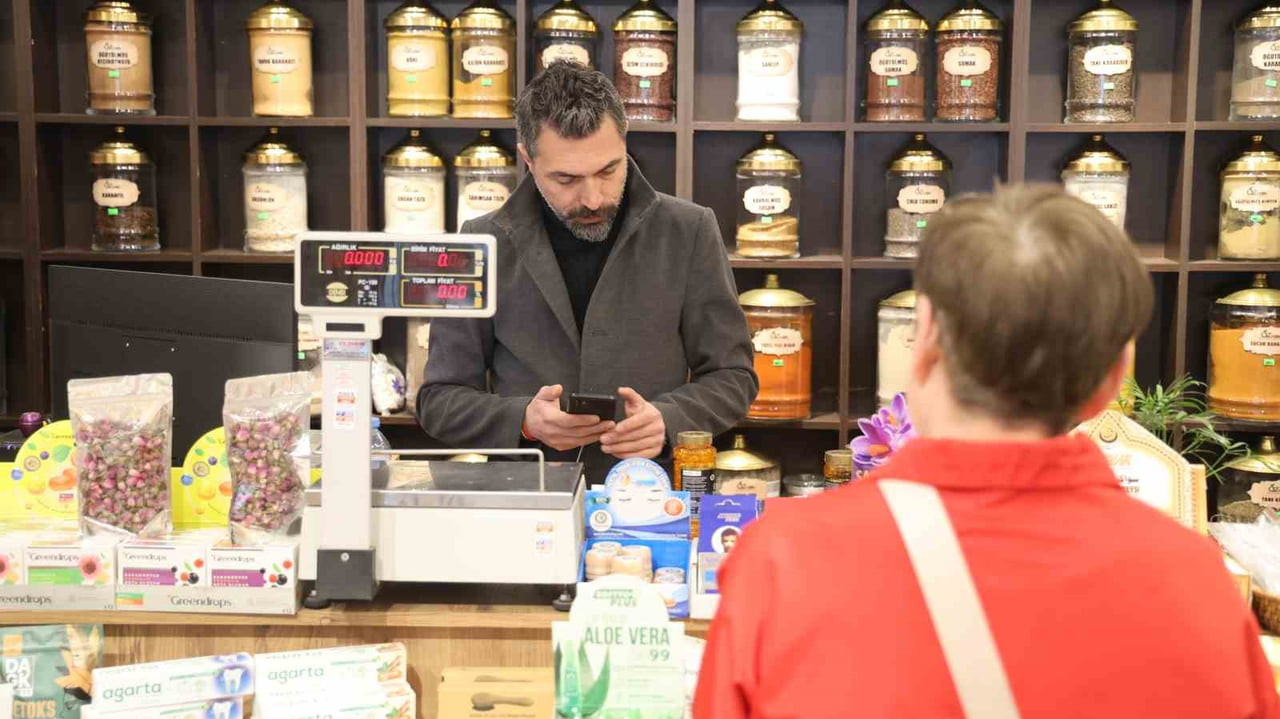 KIRŞEHİR’DE AKTARLAR, MEVSİMSEL DEĞİŞİM VE HAVALARIN SOĞUK SEYRETMESİYLE BİRLİKTE BAĞIŞIKLIK...