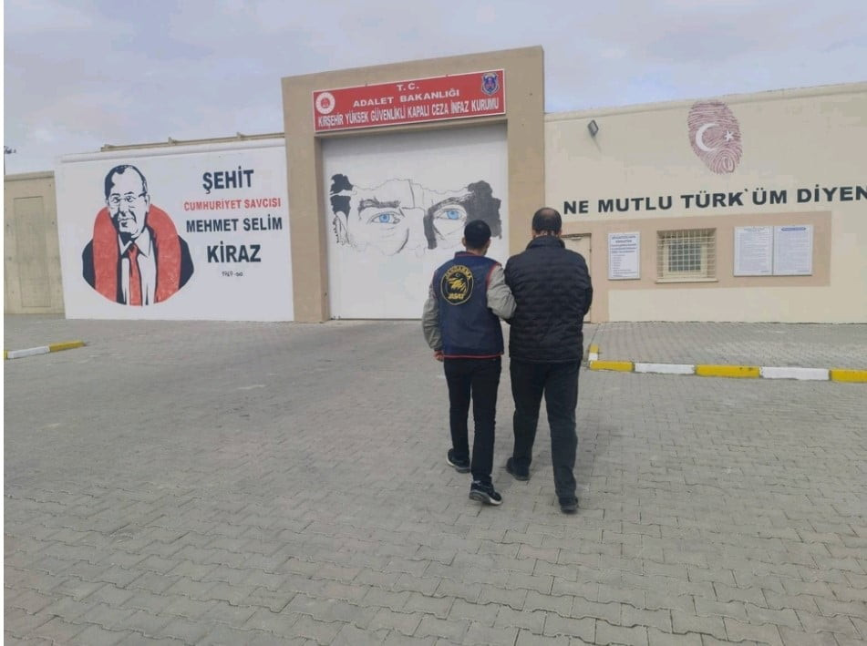 KIRŞEHİR’DE, HAKKINDA "SİLAHLI TERÖR ÖRGÜTÜNE ÜYE OLMA (FETÖ/PDY)" SUÇUNDAN KESİNLEŞMİŞ HAPİS...