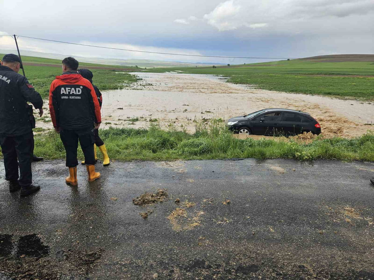 KIRŞEHİR’DE KENT GENELİNDE ETKİSİNİ ARTIRAN YAĞIŞ SONRASI İLÇELERE BAĞLI KÖYLERDE SU BASKINLARI...