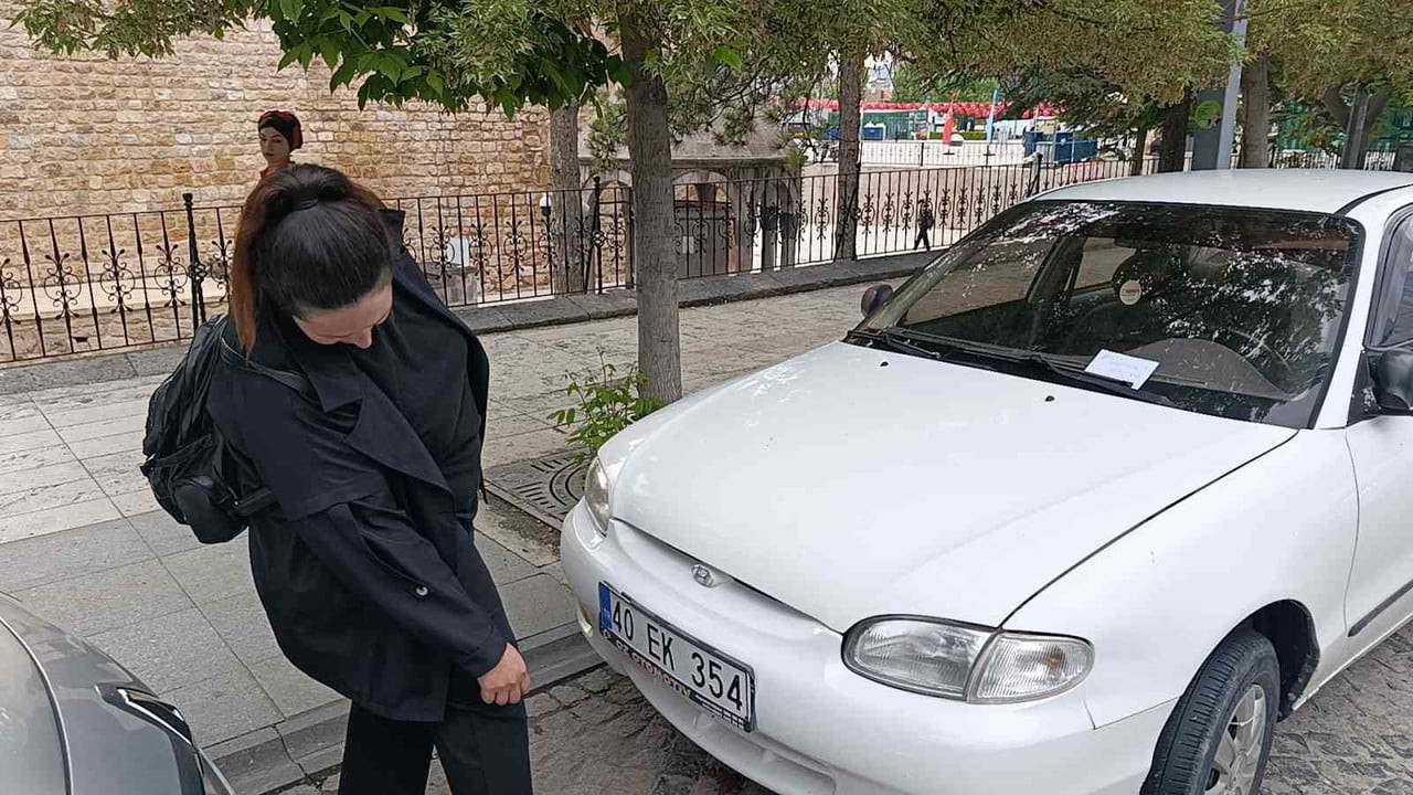 KIRŞEHİR’DE PARK HALİNDEKİ BİR OTOMOBİLİN KAPUT KISMINA GİREN YAVRU KEDİ, İTFAİYE EKİPLERİNİN...
