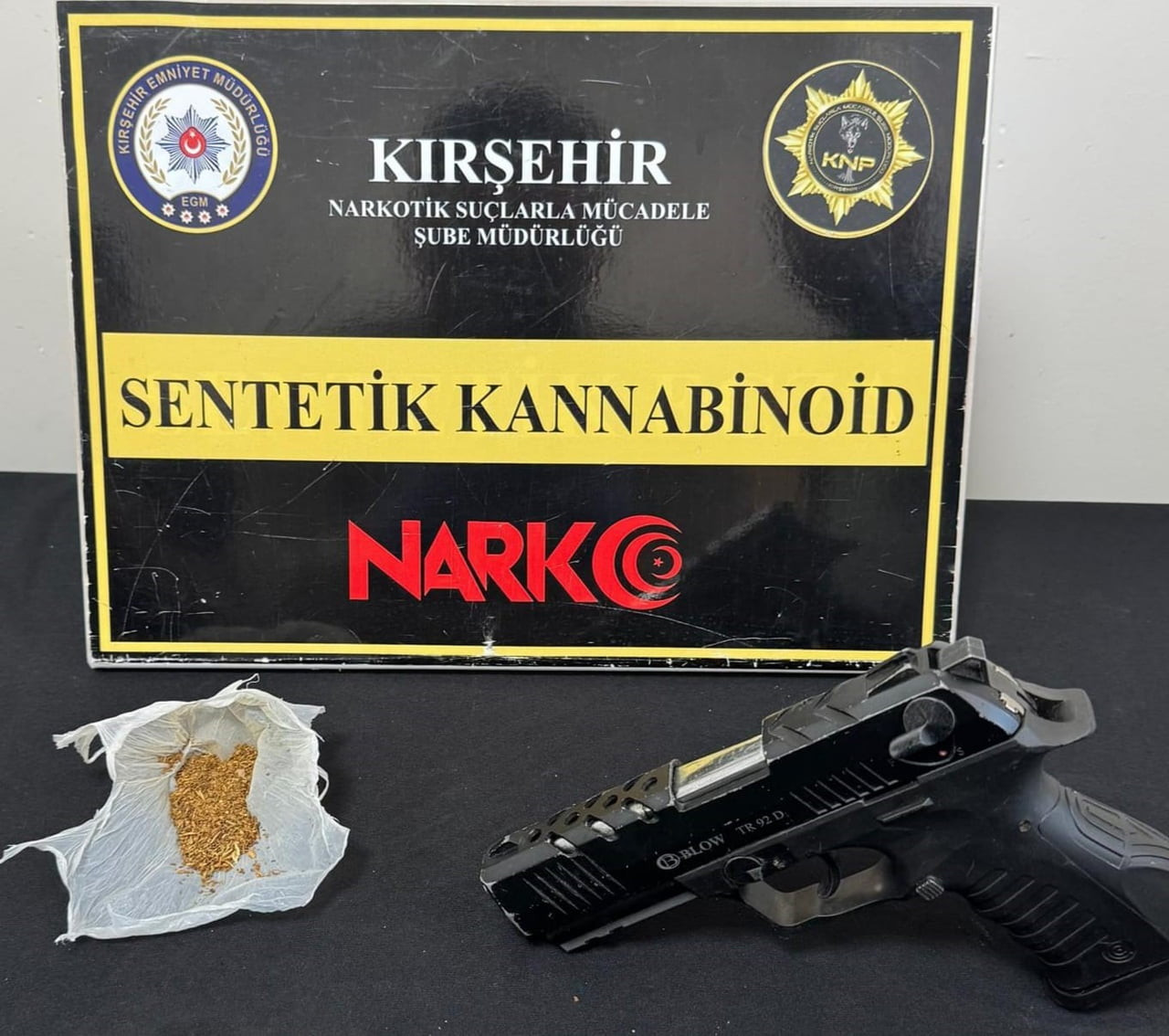 KIRŞEHİR’DE POLİS UYUŞTURUCU MADDE TİCARETİNE YÖNELİK EŞ ZAMANLI OPERASYON YAPTI GÖZALTINA ALINAN...