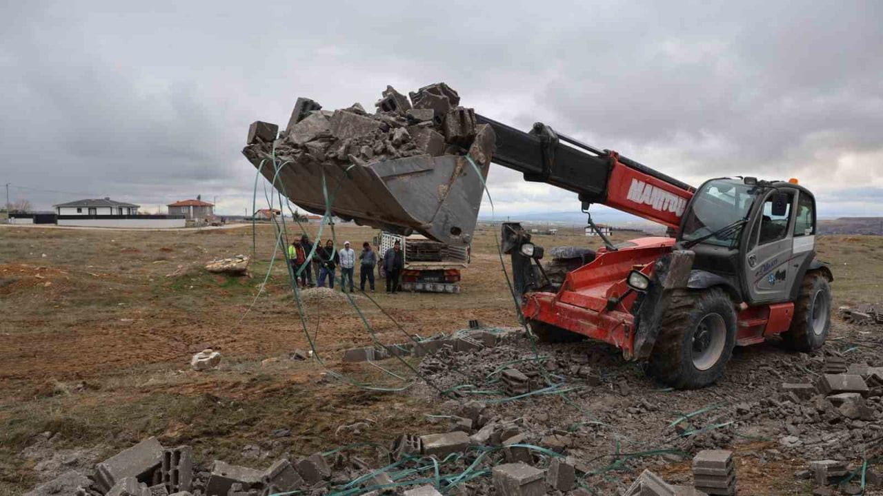 KIRŞEHİR’DE SEYİR HALİNDEKİ KİREMİT YÜKLÜ KAMYONUN DİREKSİYONUNUN KİLİTLENMESİ SONUCU MEYDANA...