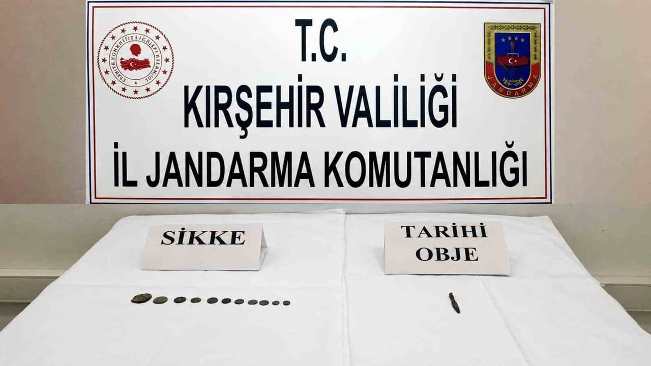 KIRŞEHİR’DE TARİHİ ESER OPERASYONU: 11 SİKKE VE 1 TARİHİ OBJE ELE GEÇİRİLDİ