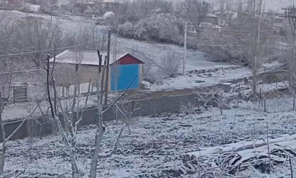 KIRŞEHİR’İN ÇİÇEKDAĞI İLÇESİNDE NİSAN AYINDA ETKİLİ OLAN KAR YAĞIŞI, HEM VATANDAŞLARI HEM DE...