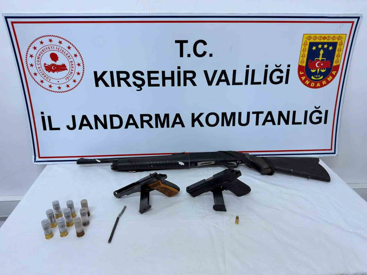 KIRŞEHİR’İN KAMAN İLÇESİNDE RUHSATSIZ SİLAH VE AV TÜFEĞİ ELE GEÇİRİLDİ.