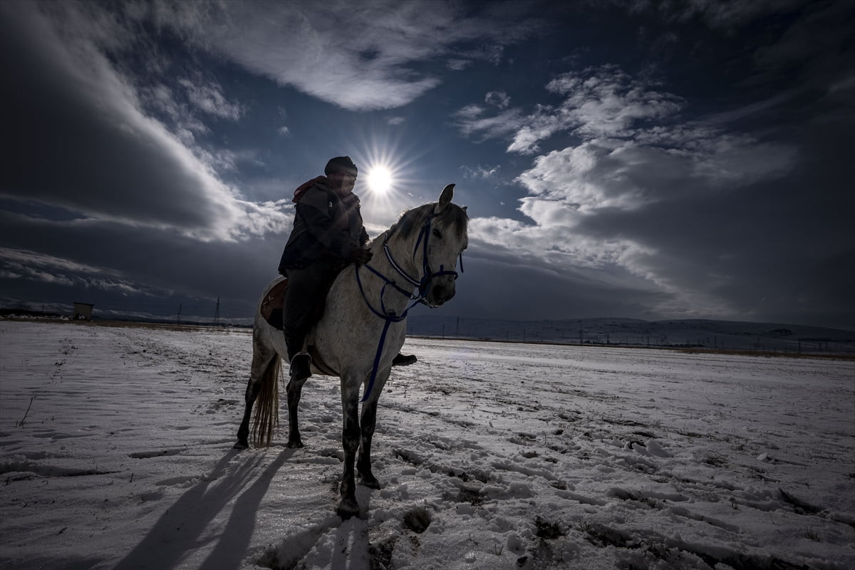 Kış aylarında sert iklimiyle bilinen Erzurum’da, farklı meslek gruplarından biniciler, kar ve...