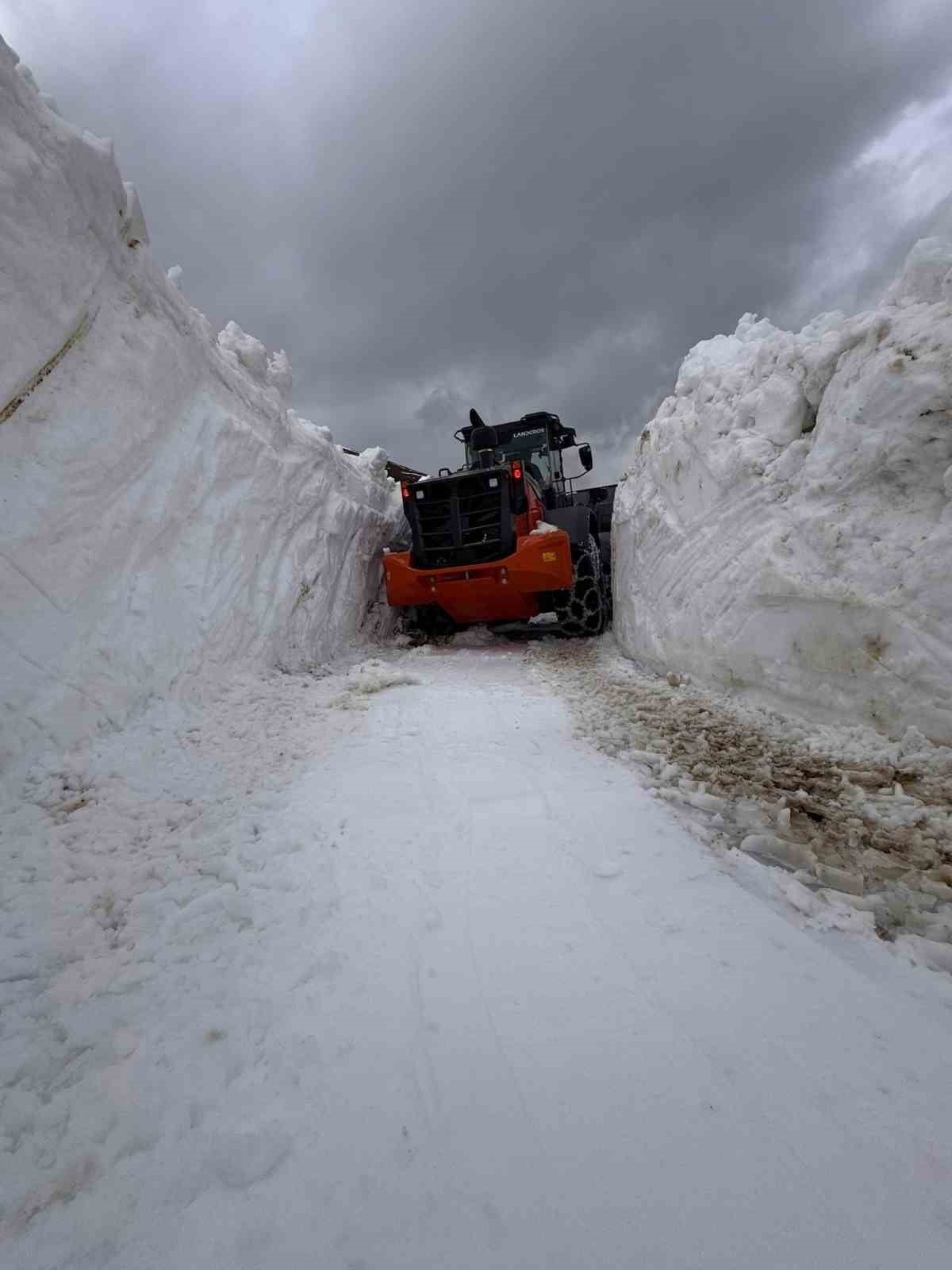 KIŞ MEVSİMİNİN ARDINDAN KAR NEDENİYLE UZUN SÜREDİR ULAŞIMA KAPALI BULUNAN YAYLA YOLLARINI ULAŞIMA...