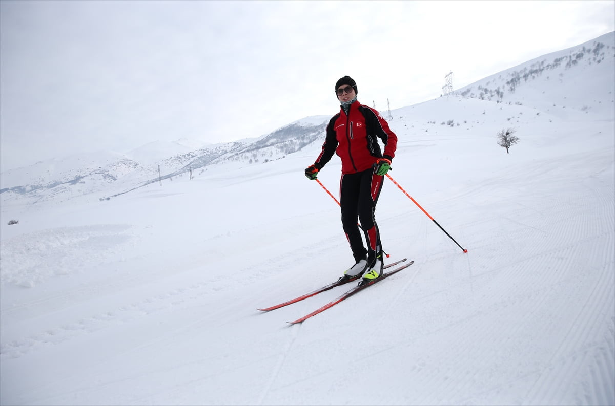 Kış mevsiminin çetin geçtiği Bitlis'te kayaklı koşu takımı sporcuları, yarışmalarda derece elde...