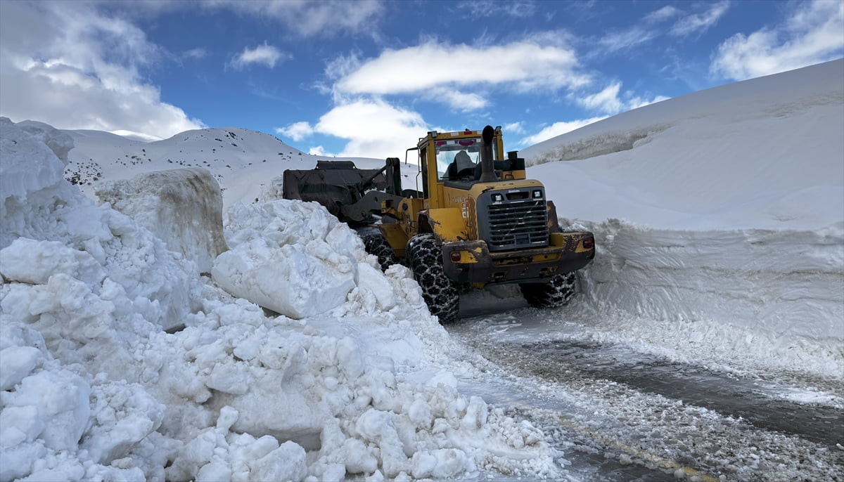 Kış mevsiminin çetin geçtiği Bitlis'te, metrelerce karın bulunduğu yüksek rakımlı köy yollarında...