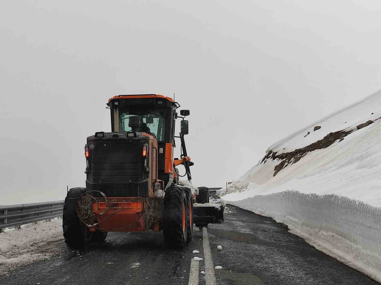 KIŞ ŞARTLARI NEDENİYLE YAKLAŞIK 4 AYDIR ULAŞIMA KAPALI OLAN ARDAHAN-ARDANUÇ KARA YOLU, EKİPLERİN...