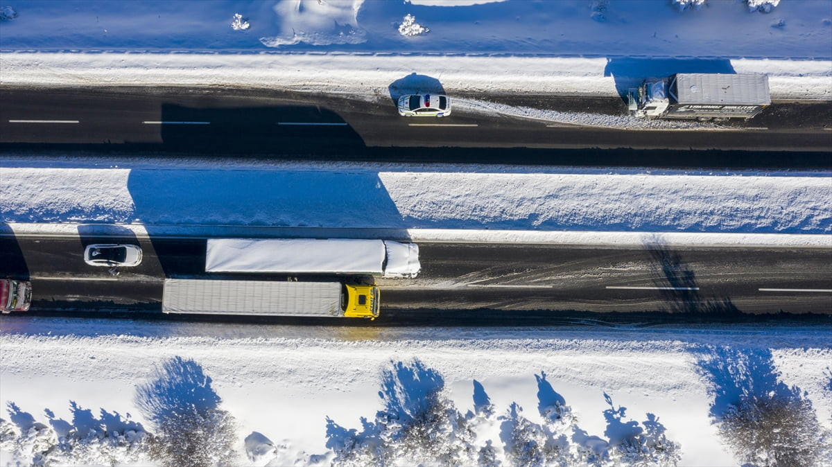 Kış şartlarına uygun donanıma sahip olmayan ağır taşıtların makaslaması nedeniyle yaklaşık 11,5...