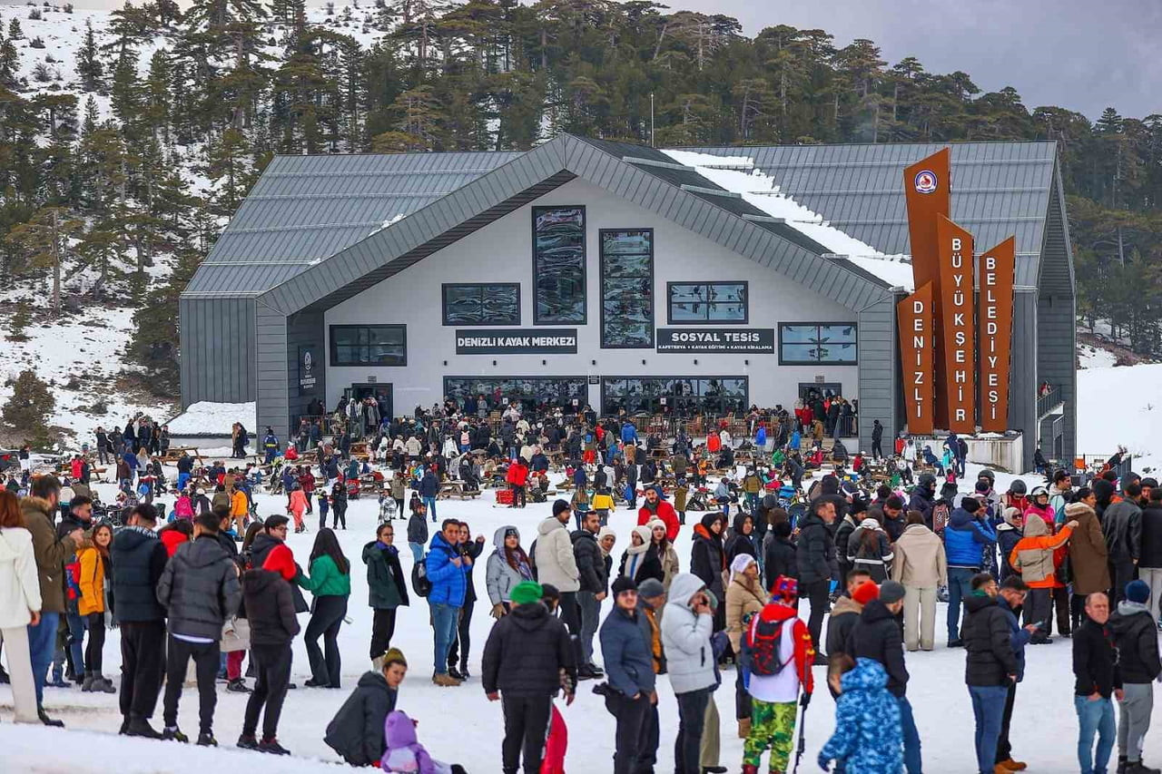 KIŞ TURİZMİNİN GÖZDE NOKTALARINDAN DENİZLİ KAYAK MERKEZİ, 150 BİNİN ÜZERİNDE MİSAFİRİ AĞIRLAYARAK...