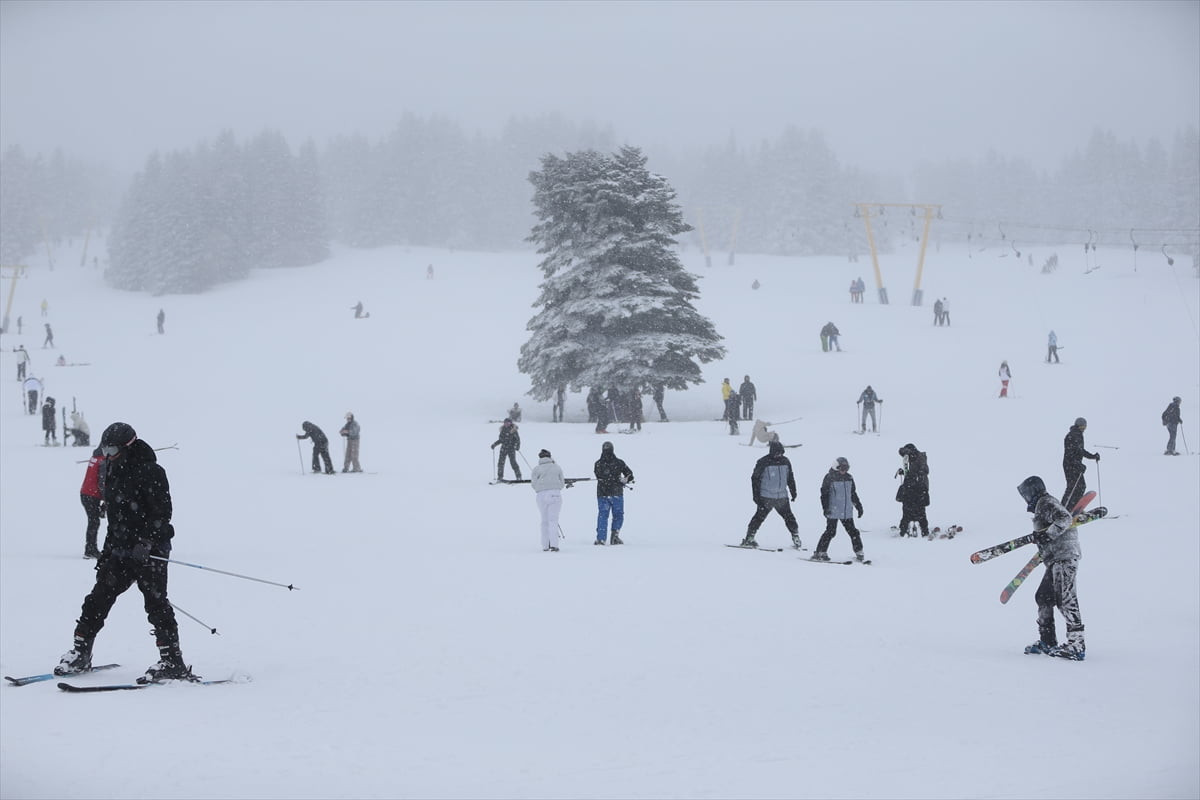 Kış turizminin önemli merkezlerinden olan ve bu sezonu verimli geçiren Uludağ'daki işletmelerin...