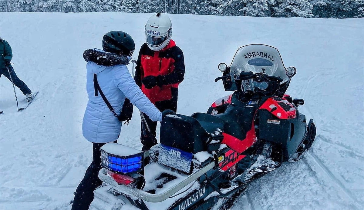 Kış turizminin önemli merkezlerinden Uludağ'da, Jandarma Arama Kurtarma (JAK) ekipleri, ara tatil...