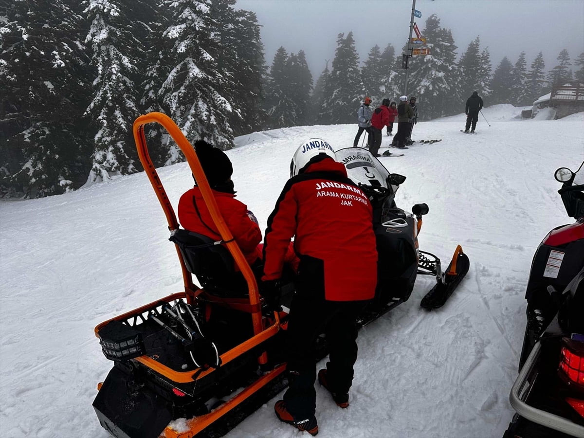 Kış turizminin önemli merkezlerinden Uludağ'da, Jandarma Arama Kurtarma (JAK) ekipleri, yarıyıl...