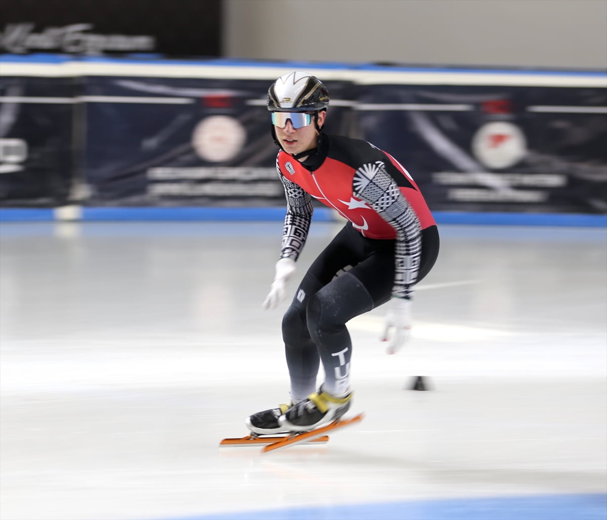 Kısa kulvar sürat pateninde (short track) Avrupa Kupa Finali'nde altın madalya kazanan ilk Türk...