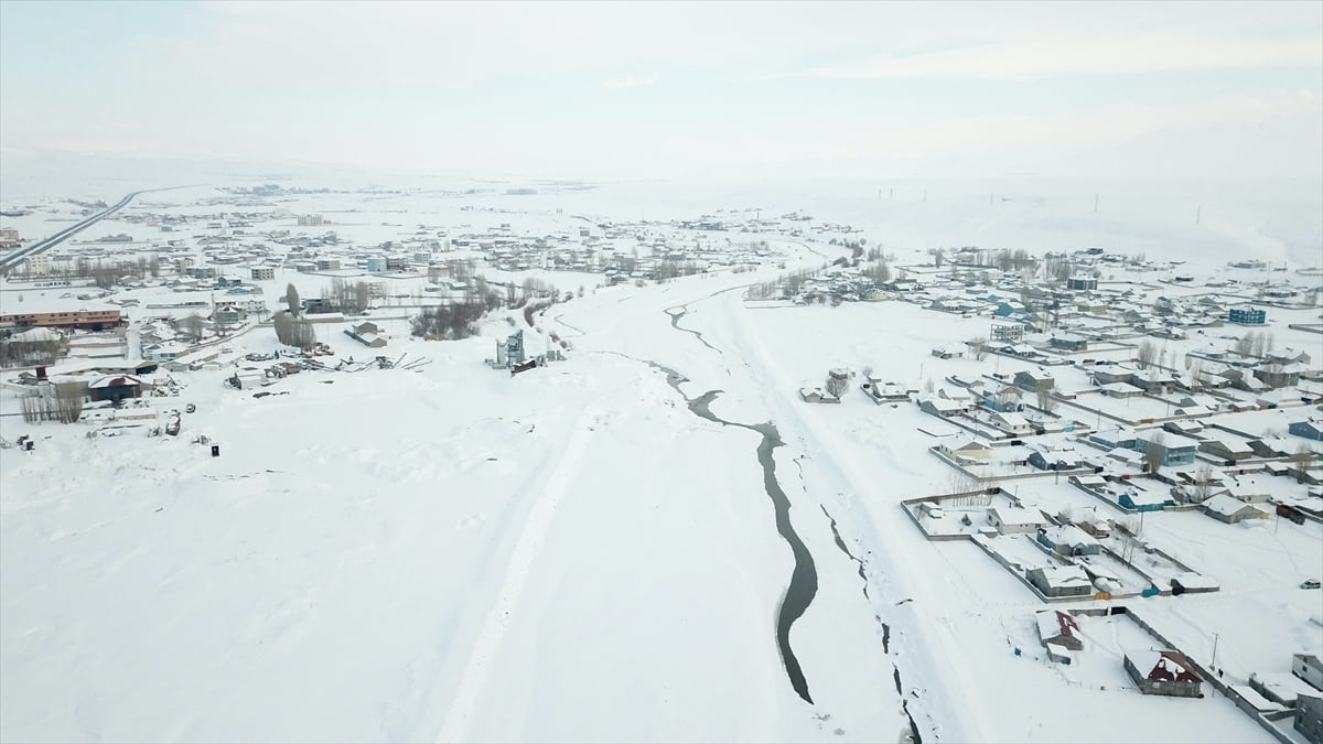 Kışın çetin geçtiği Ağrı'da, kar yağışı aralıklarla etkisini sürdürüyor. Gün boyunca etkisini...