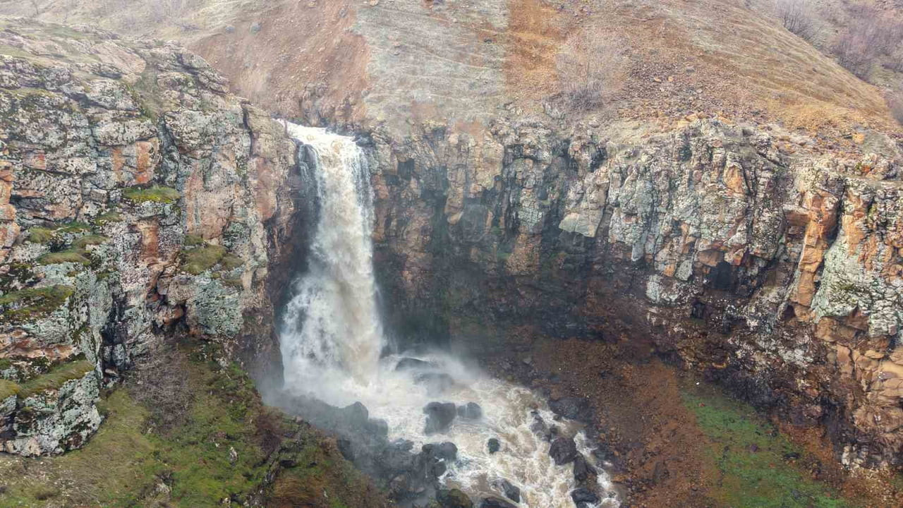 KIŞIN SERT GEÇTİĞİ MUŞ’TA HAVALARIN ISINMASIYLA BİRLİKTE ERİYEN KAR SULARI, ŞELALE VE AKARSULARIN...