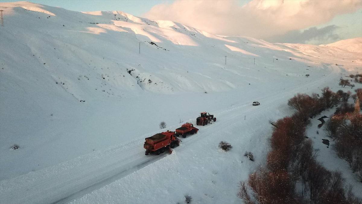 Kışın zorlu geçtiği Ağrı'da Karayolları ekipleri, ulaşımda aksama yaşanmaması için gece gündüz...