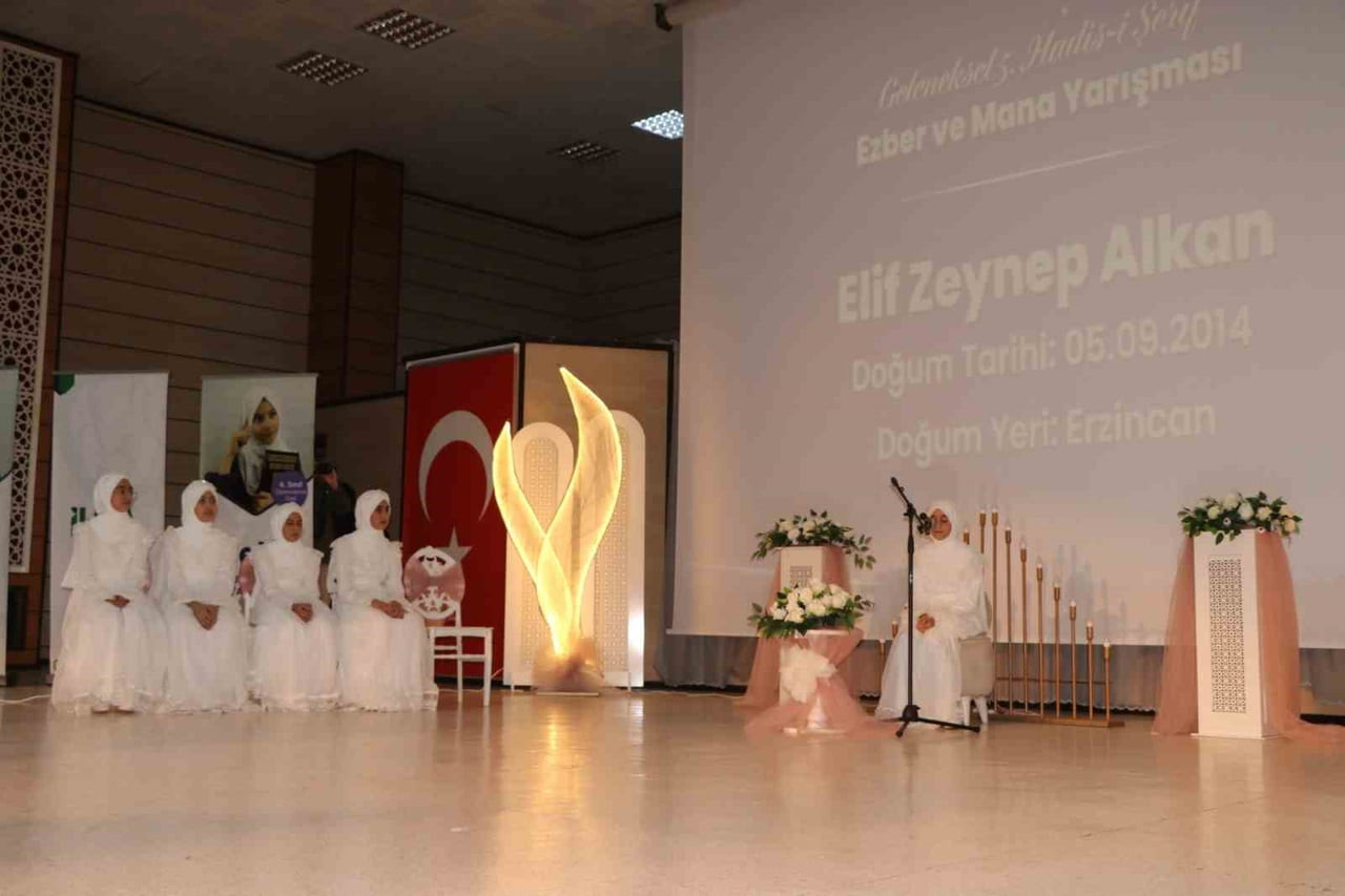 KIZ KUR’AN KURSU ÖĞRENCİLERİ HADİS-İ ŞERİF BİLGİSİNDE YARIŞTI