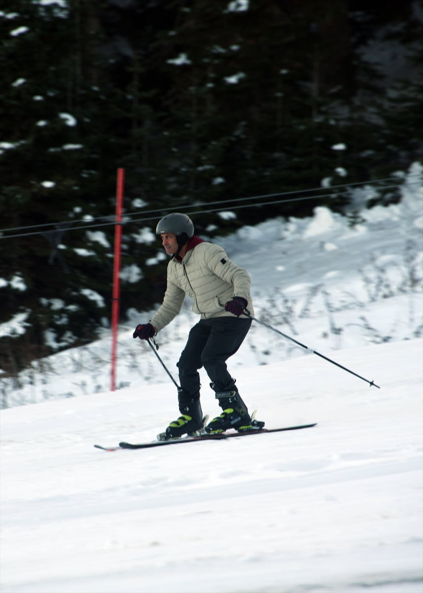 Kızakla kaymak isteyenler, Türkiye'nin kış turizm merkezlerinden Ilgaz Dağı'nda sezonu açtı.