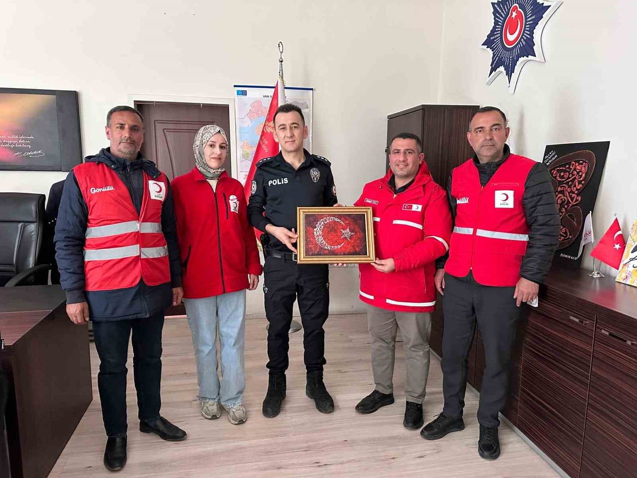 KIZILAY MURADİYE ŞUBE BAŞKANI SELÇUK YAY, BERABERİNDEKİ HEYETLE MURADİYE İLÇE EMNİYET MÜDÜR VEKİLİ...