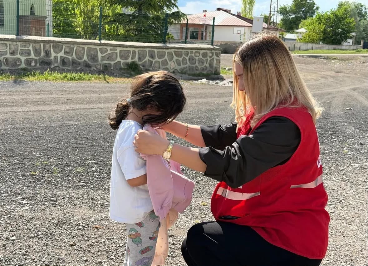 KIZILAYDAN ÇOCUKLARA YARDIM ELİ