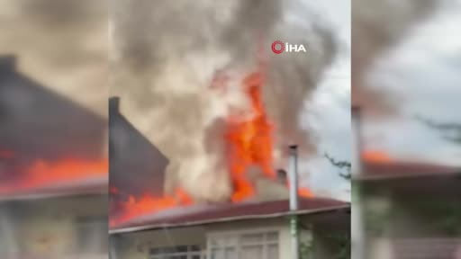 Kızılcahamam'da iki katlı binanın çatısı yandı