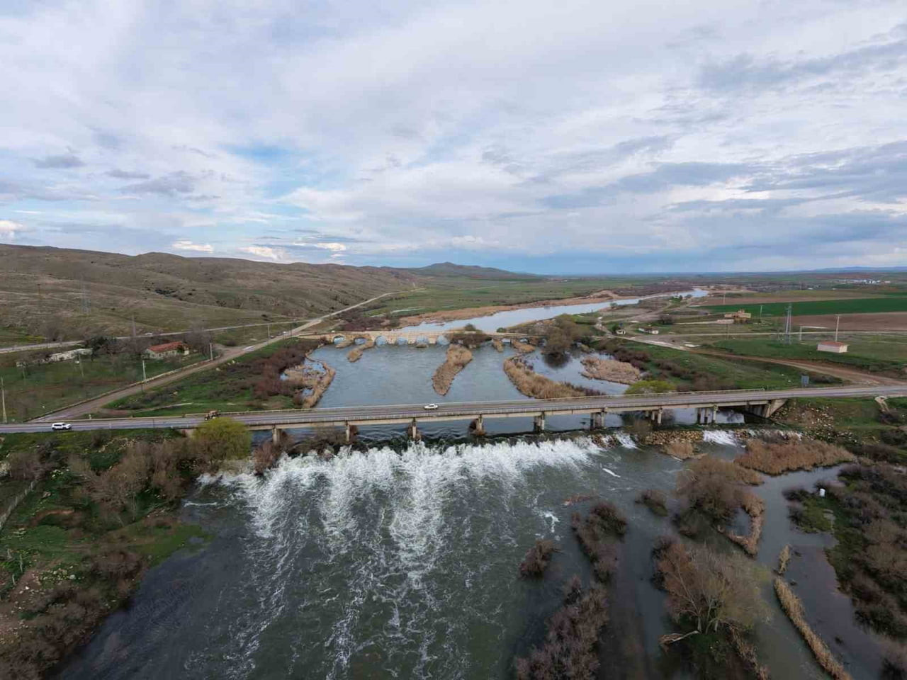 KIZILIRMAK’IN KIRŞEHİR KIYISINDA MEVSİMSEL YAĞIŞLARIN ETKİSİYLE KURUMA NOKTASINA GELEN BÖLGELERDE...