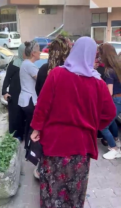 KIZINI TABANCAYLA YARALAYAN DAMADINI BIÇAKLA ÖLDÜREN KAYINVALİDE, MAHALLEDE ALKIŞLARLA...