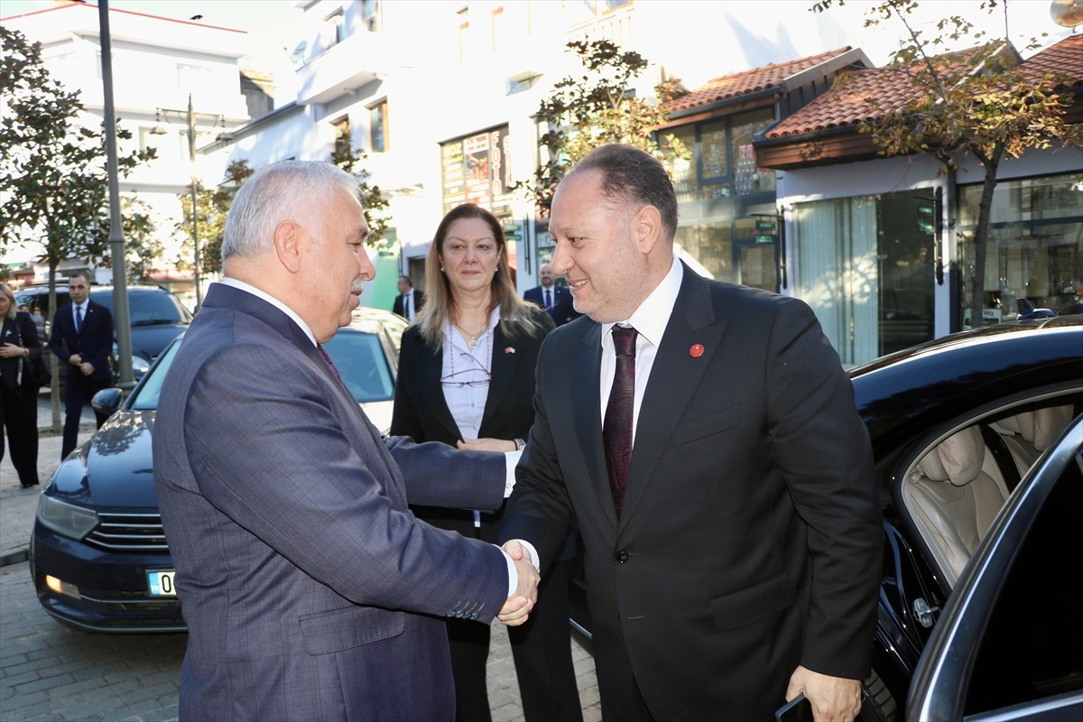 KKTC Cumhuriyet Meclisi Başkanı Ziya Öztürkler (sağda), Trabzon Valisi Aziz Yıldırım'ı (solda)...