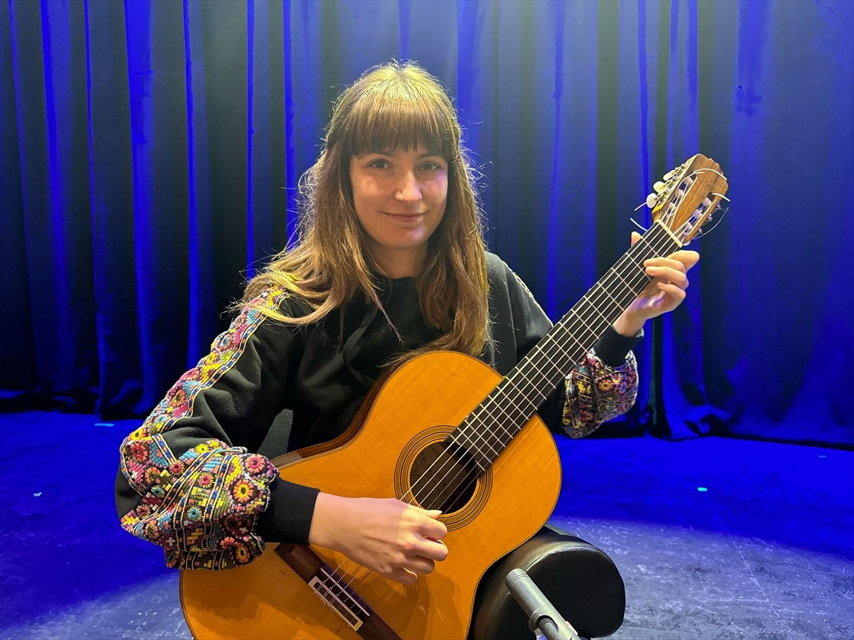 Klasik gitar virtüözü Julia Schuler, farklı kültürlerden esinlendiği repertuarını müzikseverler...