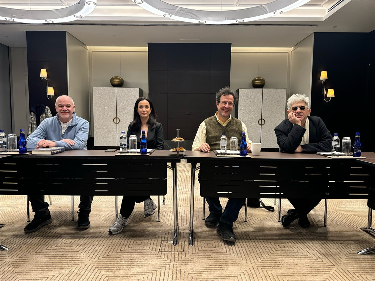 Klasik müziğin önde gelen isimleri Leonard Bernstein ve Herbert von Karajan'ın rekabetini konu...