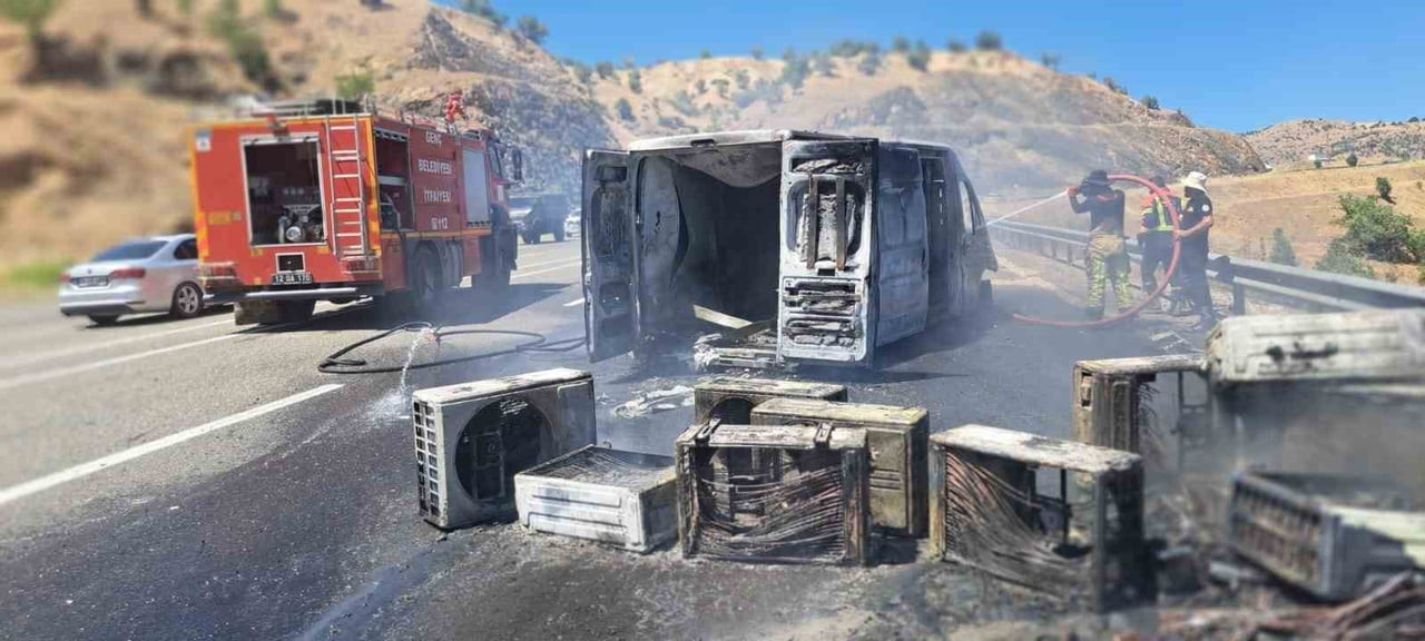KLİMA YÜKLÜ KAMYONET ALEVLERE TESLİM OLDU