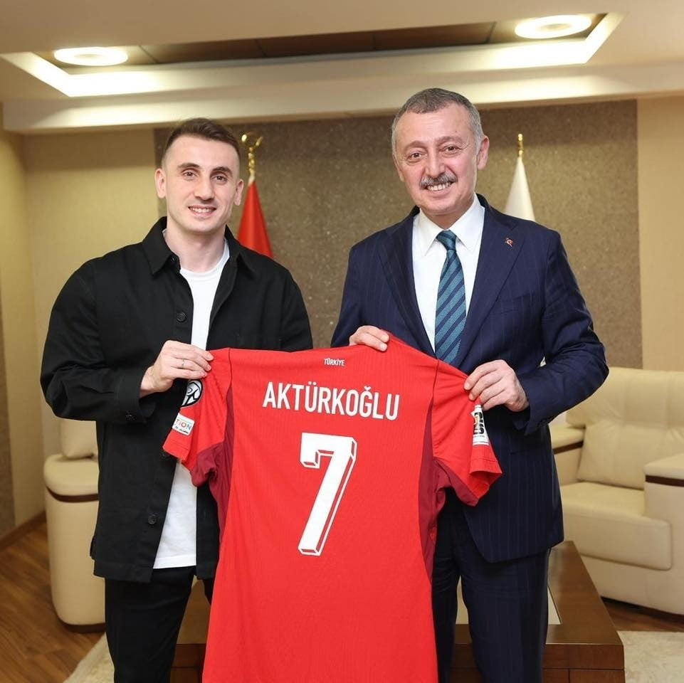 KOCAELİ BÜYÜKŞEHİR BELEDİYE BAŞKANI TAHİR BÜYÜKAKIN İLE A MİLLİ FUTBOL TAKIMI FUTBOLCUSU KEREM...