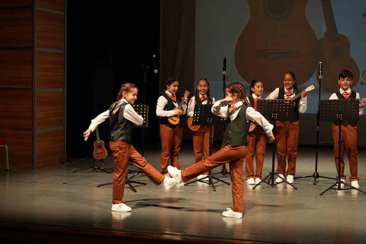 KOCAELİ BÜYÜKŞEHİR BELEDİYE KONSERVATUVARI GEBZE UKULELE ORKESTRASI VE GİTAR ÖĞRENCİLERİ MUHTEŞEM...
