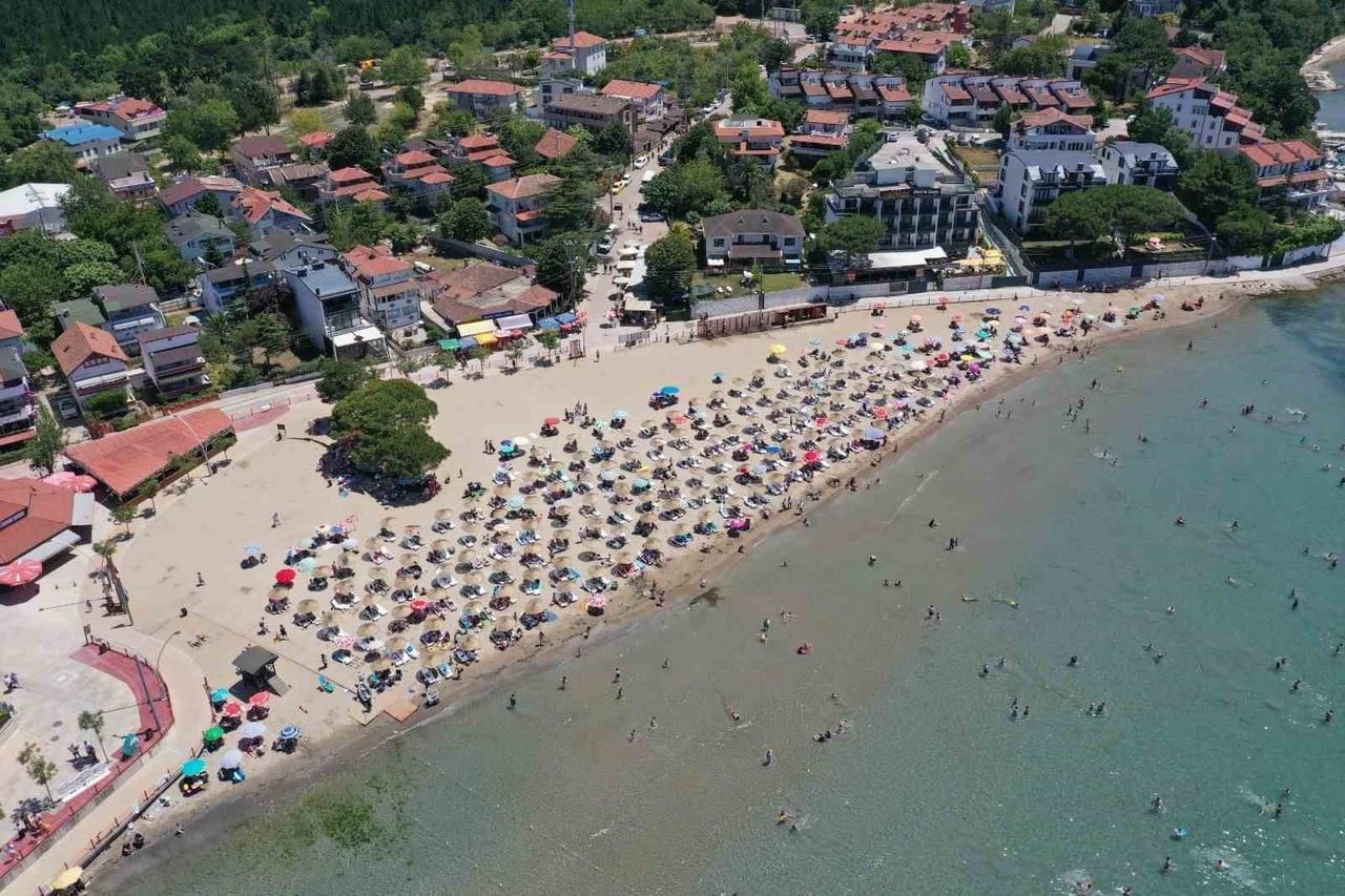 KOCAELİ BÜYÜKŞEHİR BELEDİYESİ, SORUMLULUĞUNDAKİ MAVİ BAYRAKLI PLAJLARDA DENİZ SEZONUNU AÇARAK...