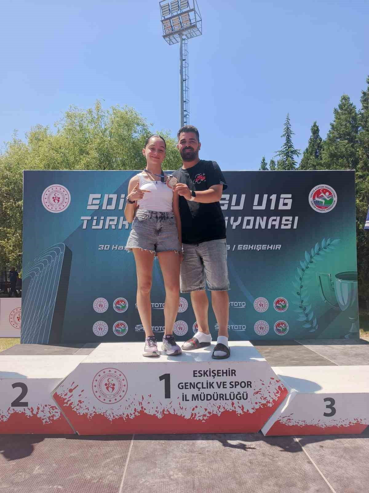 KOCAELİ GENÇLİK VE SPOR İL MÜDÜRLÜĞÜ SPORCUSU ALYA GÜL KESKİN, ESKİŞEHİR'DE DÜZENLENEN EDİP AKARSU...