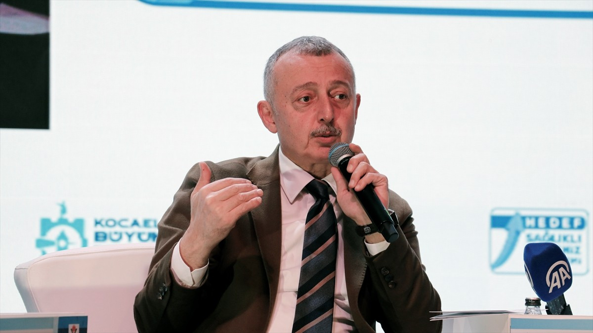 Kocaeli Kongre Merkezi'nde düzenlenen panel, "Marmara Yeniden: Körfez Dip Çamur Temizliği" ve...