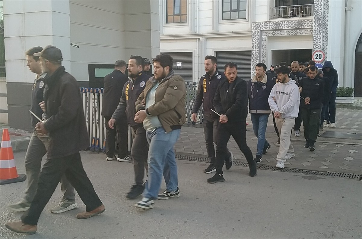 Kocaeli merkezli 11 ilde düzenlenen eş zamanlı operasyonda, nitelikli dolandırıcılık suçuna...