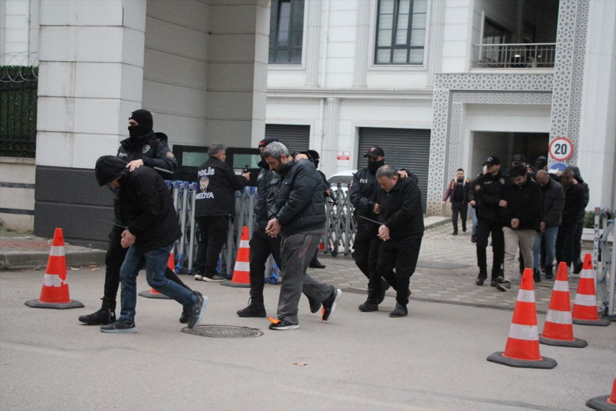 Kocaeli merkezli 28 ilde düzenlenen yasa dışı bahis operasyonunda yakalanan 61 şüpheli adliyeye...