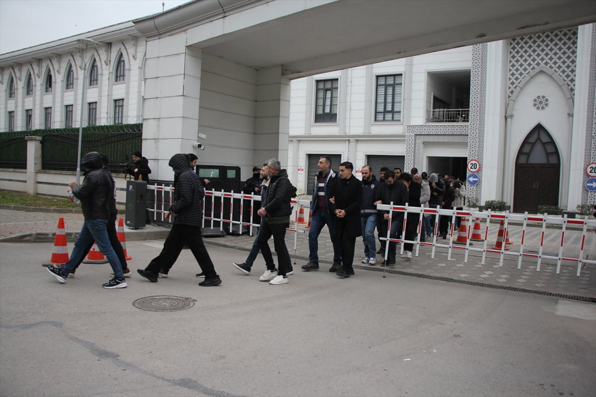 Kocaeli merkezli 7 ilde düzenlenen siber dolandırıcılık operasyonunda gözaltına alınan 25 şüpheli...