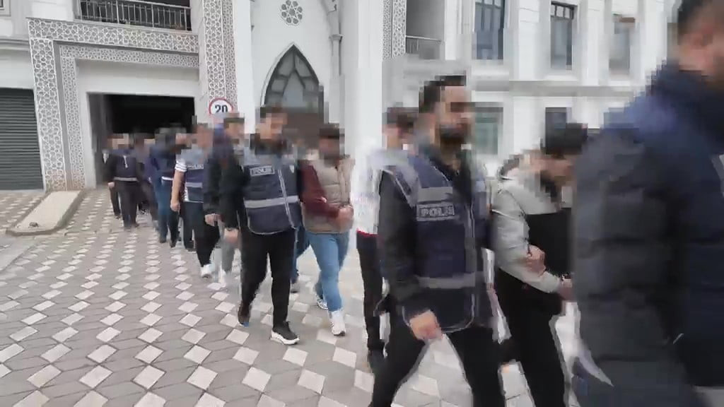 KOCAELİ MERKEZLİ 9 İLDE DÜZENLENEN OPERASYONDA, KRİPTO YATIRIM VAADİYLE İNDİRTİLEN SAHTE UYGULAMA...