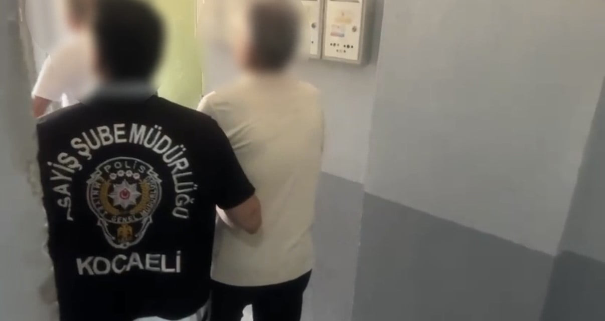 KOCAELİ POLİSİNİN ARADIĞI 8 YILLIK FİRARİ İZMİR'DE YAKALANDI