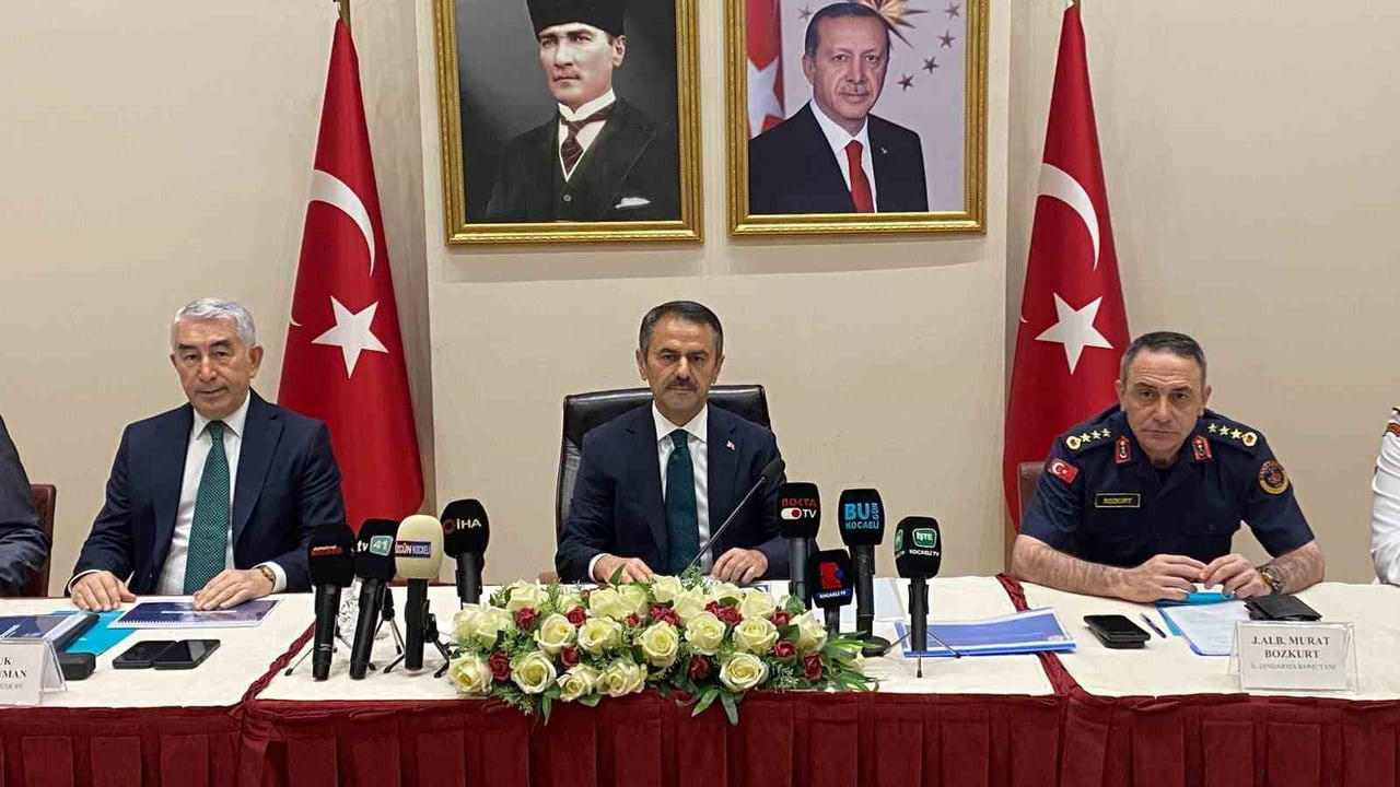 KOCAELİ VALİSİ İLHAMİ AKTAŞ (ORTADA), HAZİRAN AYI ASAYİŞ VERİLERİNİ PAYLAŞTI.