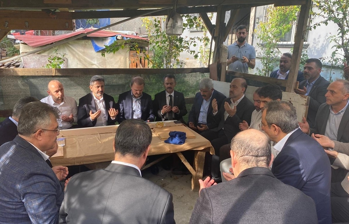 Kocaeli Valisi İlhami Aktaş (sol 4), Dilovası ilçesinde kozmetik fabrikasında çıkan yangında...