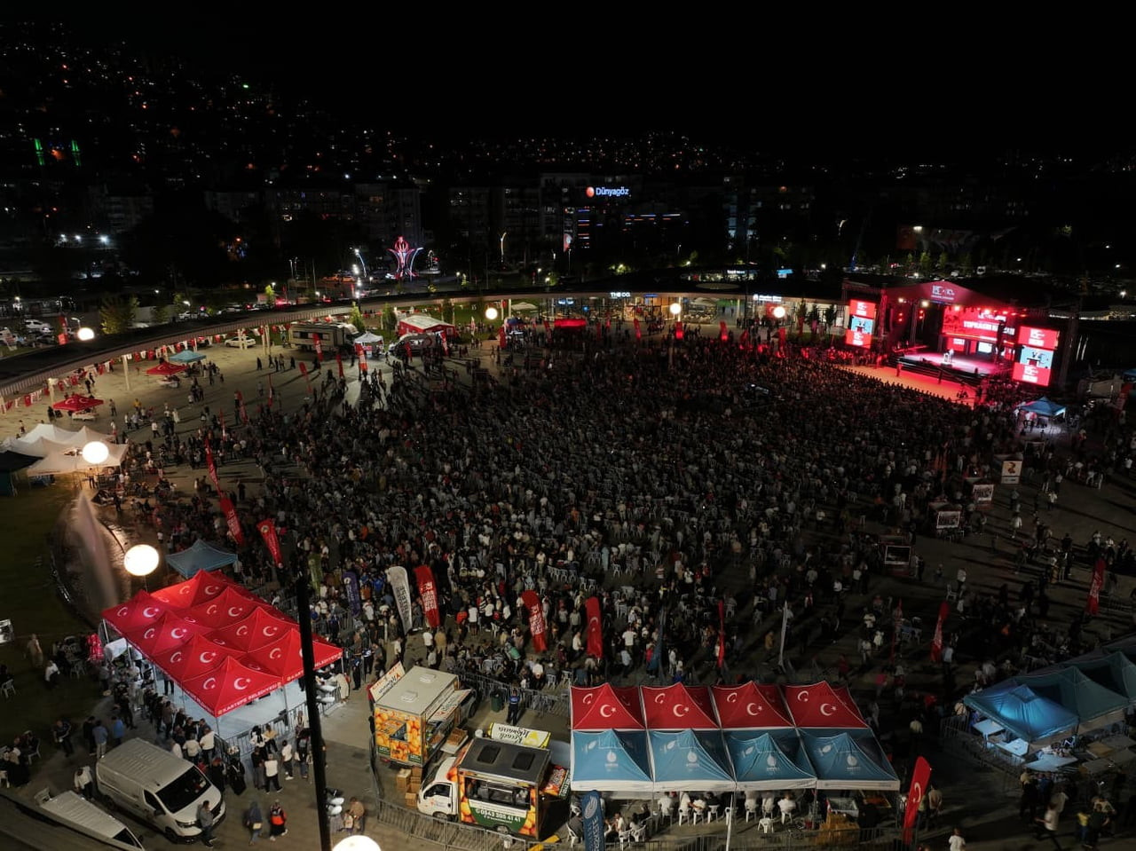 KOCAELİ'DE 15 TEMMUZ DEMOKRASİ VE MİLLİ BİRLİK GÜNÜ ETKİNLİKLERİNİN ADRESİ BU YIL DA ON BİNLERCE...