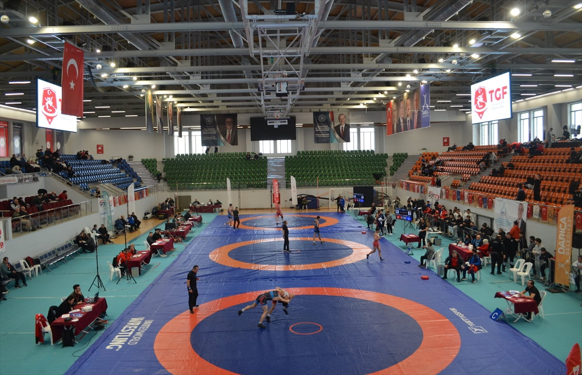 Kocaeli'de 17 Yaş Altı Türkiye Güreş Şampiyonası müsabakaları başladı.