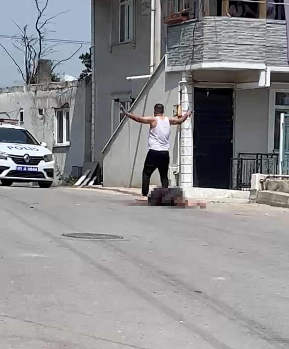 KOCAELİ'DE 5 ÇOCUK ANNESİ KADIN, TARTIŞTIĞI KOCASI TARAFINDAN SOKAK ORTASINDA BIÇAKLANARAK AĞIR...